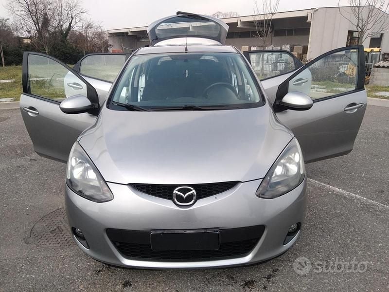 Usata Mazda 2 75 CV (55 kW) 2010 Grigio Utilitaria
