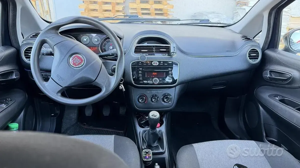 Usata Fiat Punto Lounge 95 CV (69 kW) 2016 Bluazzurro Utilitaria