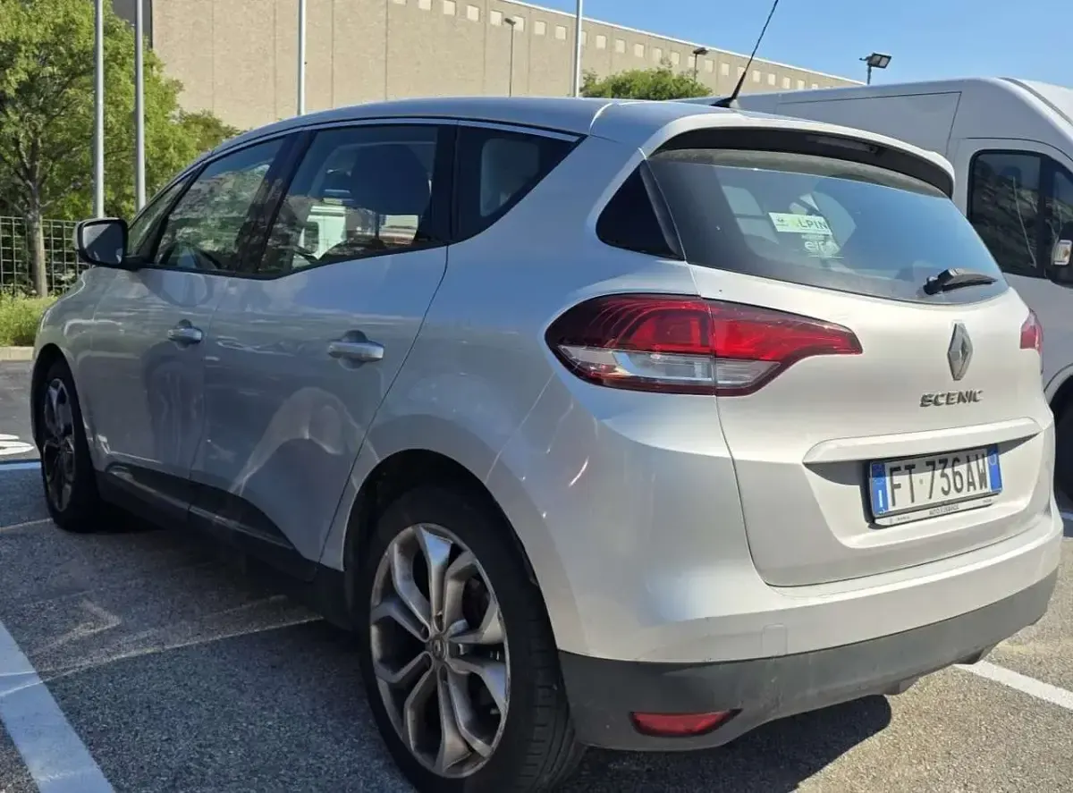 Usata Renault Scénic IV LIMITED 110 CV (80 kW) 2018 Argento Monovolume