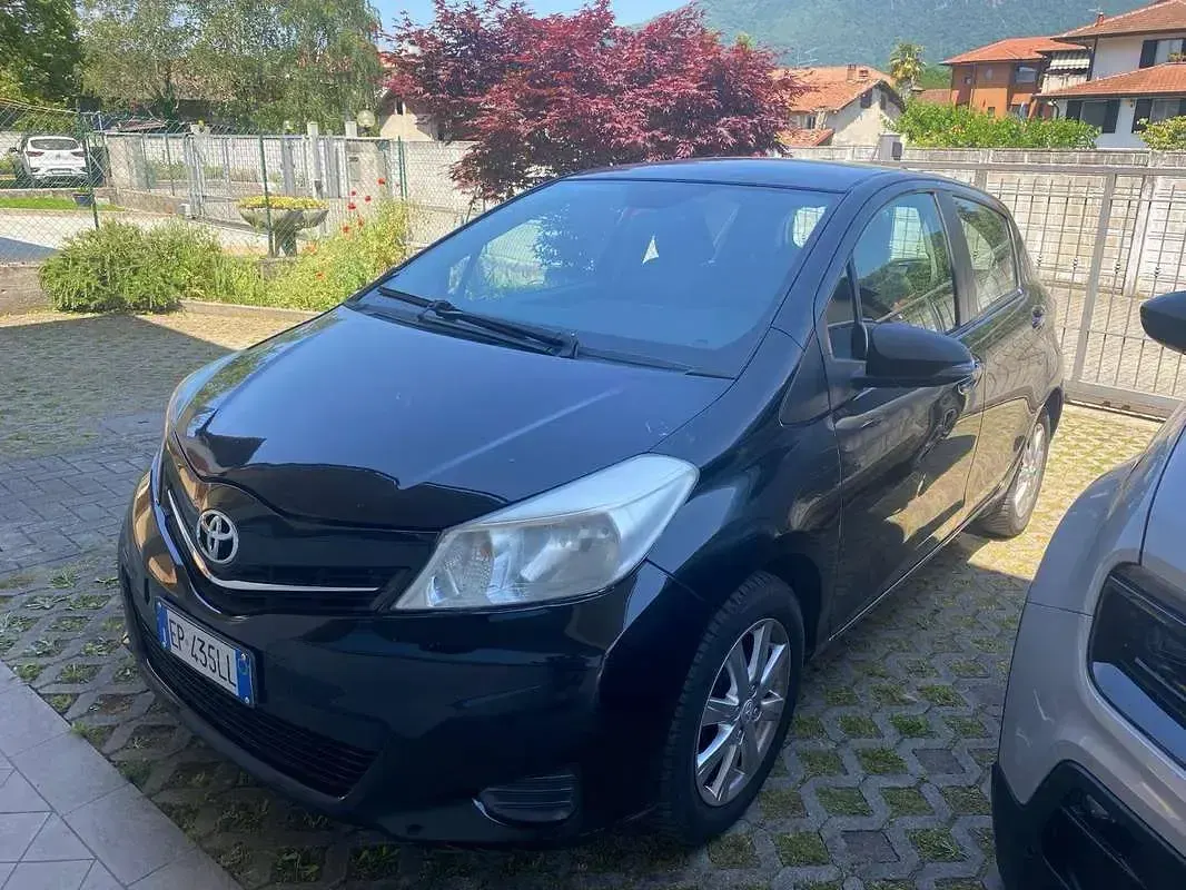 Usata Toyota Yaris Active 69 CV (50 kW) 2012 Nero Utilitaria