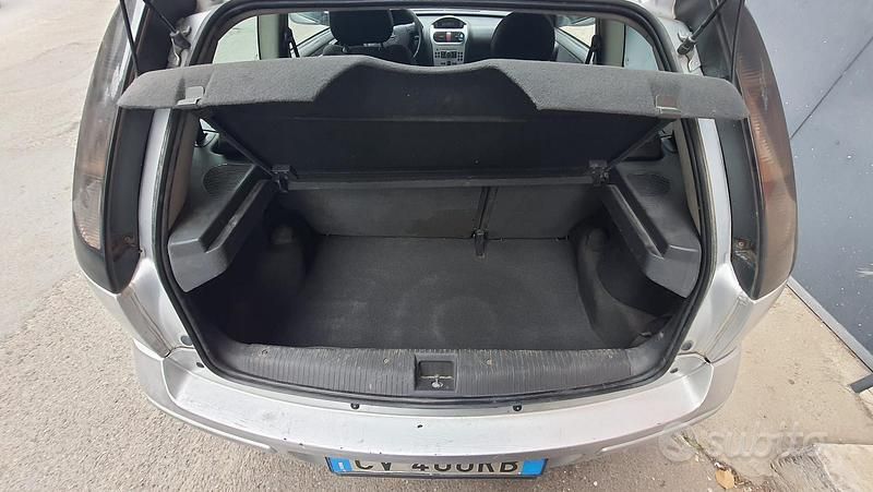 Usata Opel Corsa 69 CV (50 kW) 2005 Grigio Utilitaria