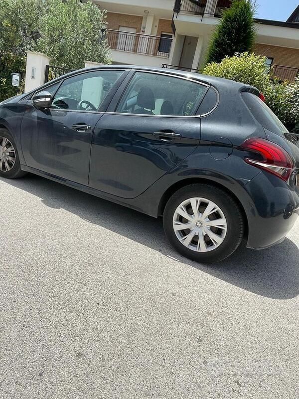 Usata Peugeot 208 Active 68 CV (50 kW) 2016 Blu Utilitaria