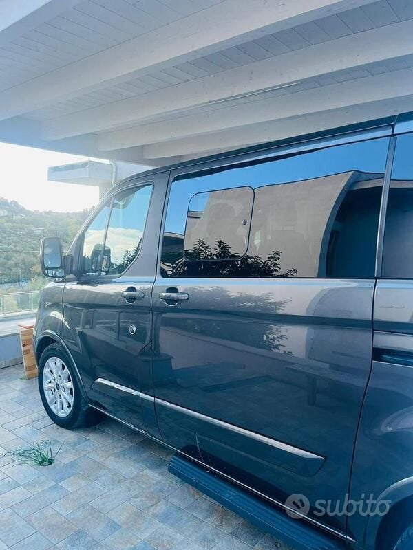Verde Usata 2019 Ford Tourneo Custom Titanium Furgone | 28.000 € (Buon prezzo) - Immagine 1/4