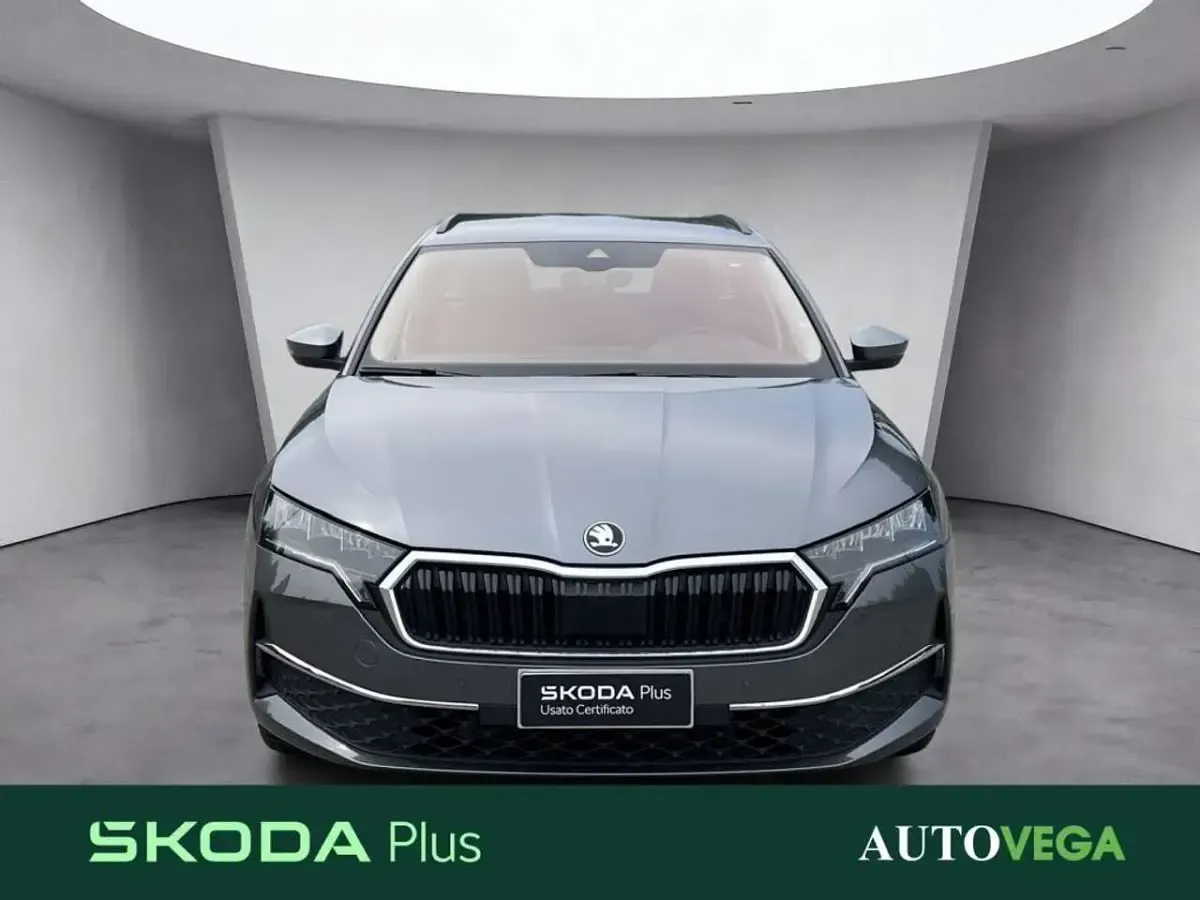 Usata Skoda Octavia Executive 150 CV (110 kW) 2025 Grigio pastello Station wagon