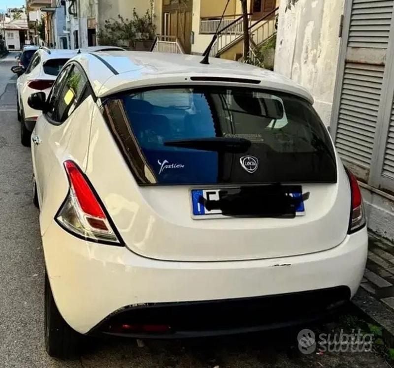 Usata Lancia Ypsilon Silver 69 CV (50 kW) 2016 Bianco Utilitaria