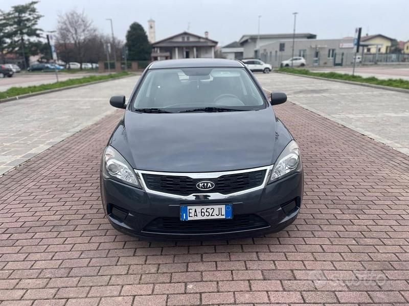 Usata Kia Ceed GT LX 90 CV (66 kW) 2010 Marrone Berlina