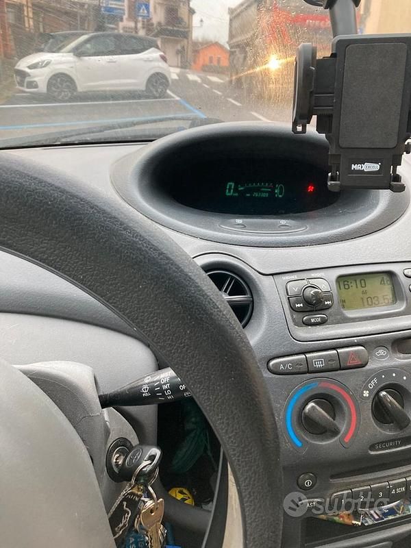 Usata Toyota Yaris 65 CV (47 kW) 2003 Grigio Berlina