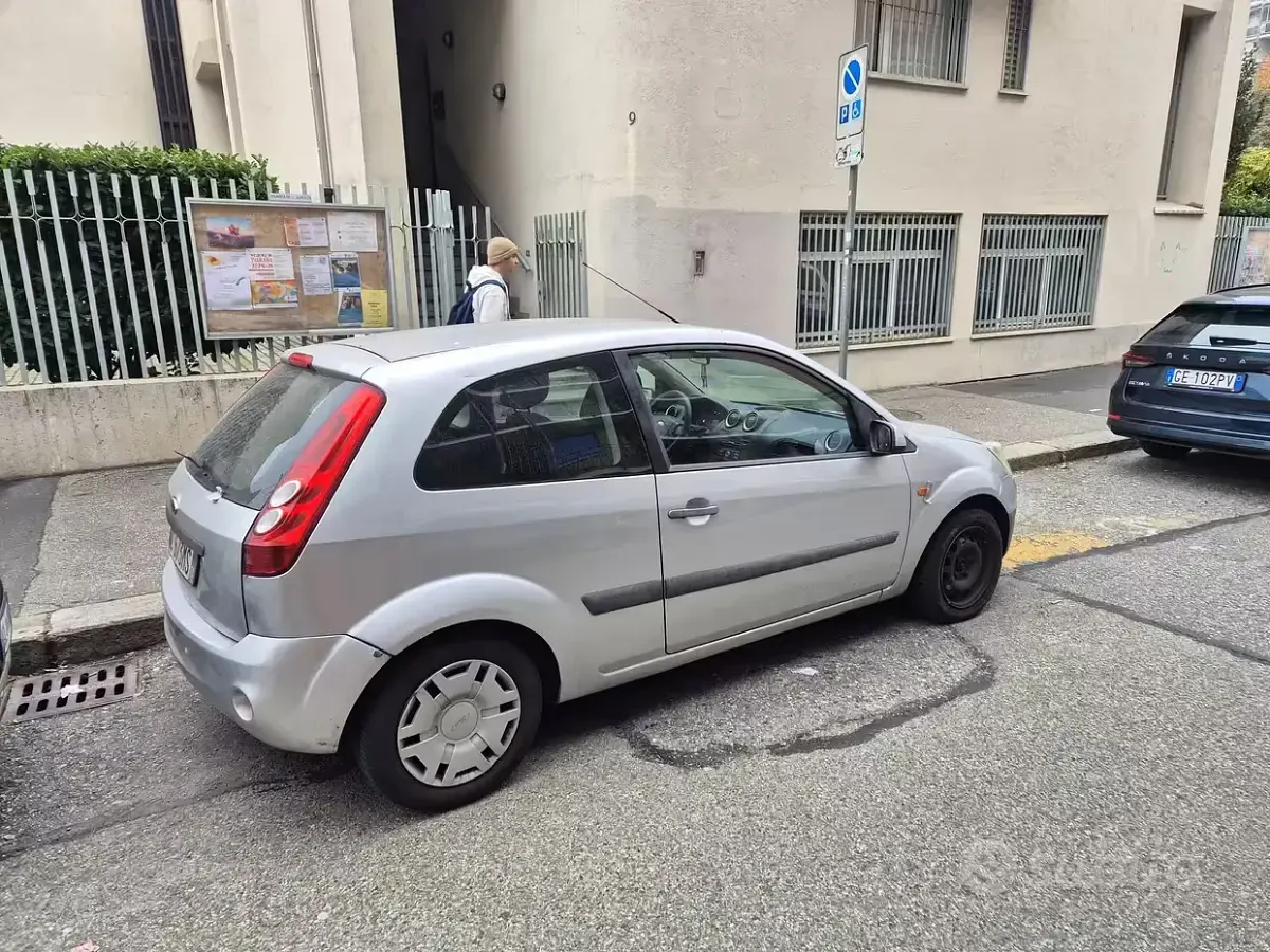 Usata Ford Fiesta Ghia 75 CV (55 kW) 2002 Grigio Utilitaria