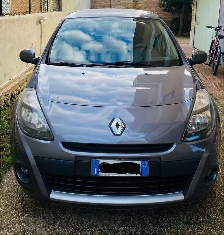 Usata Renault Clio III Dynamique 75 CV (55 kW) 2010 Grigio Berlina