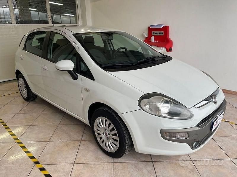 Usata Fiat Grande Punto Dynamic 77 CV (56 kW) 2010 Bianco Utilitaria