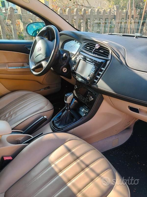 Usata Lancia Delta 190 CV (139 kW) 2009 Marrone Utilitaria