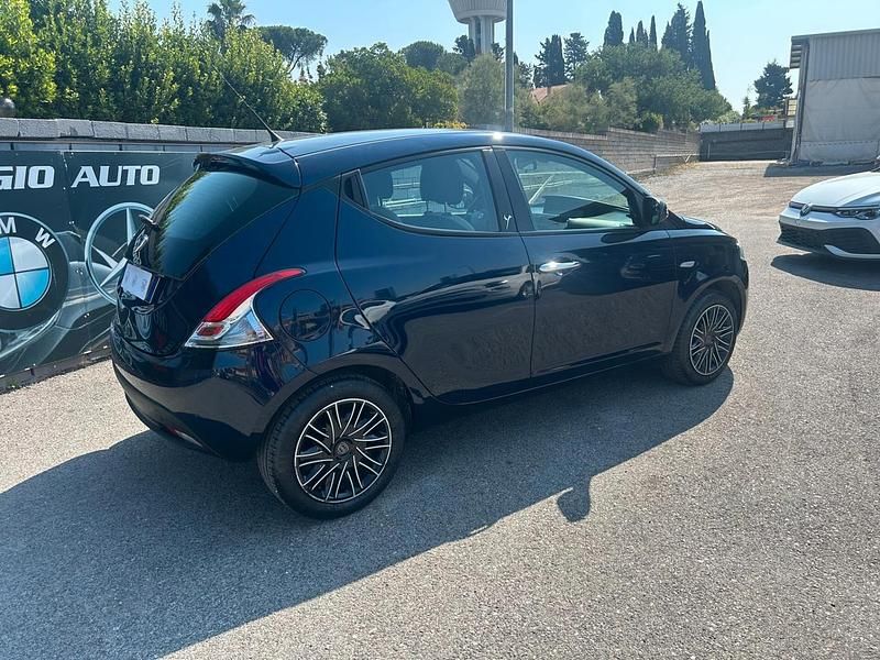 Usata Lancia Ypsilon Platinum 69 CV (50 kW) 2018 Blu Utilitaria