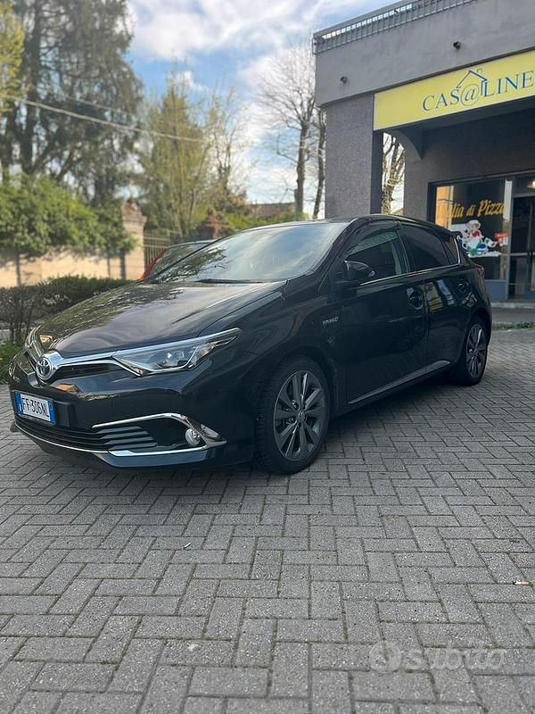 Usata 2016 Toyota Auris Hybrid Tre volumi | 11.000 € - Immagine 1/3