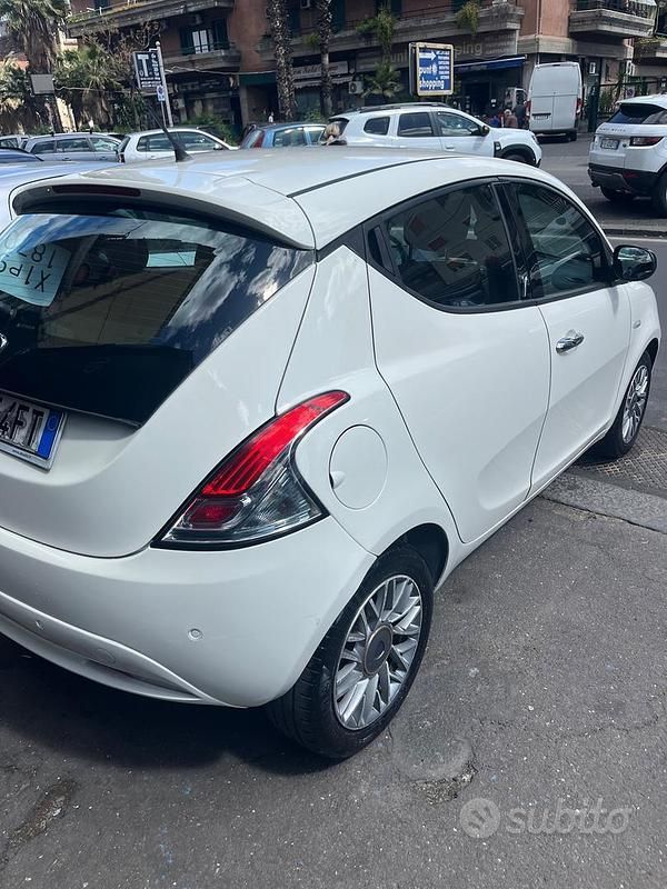 Usata Lancia Ypsilon Platinum 69 CV (50 kW) 2015 Bianco Utilitaria