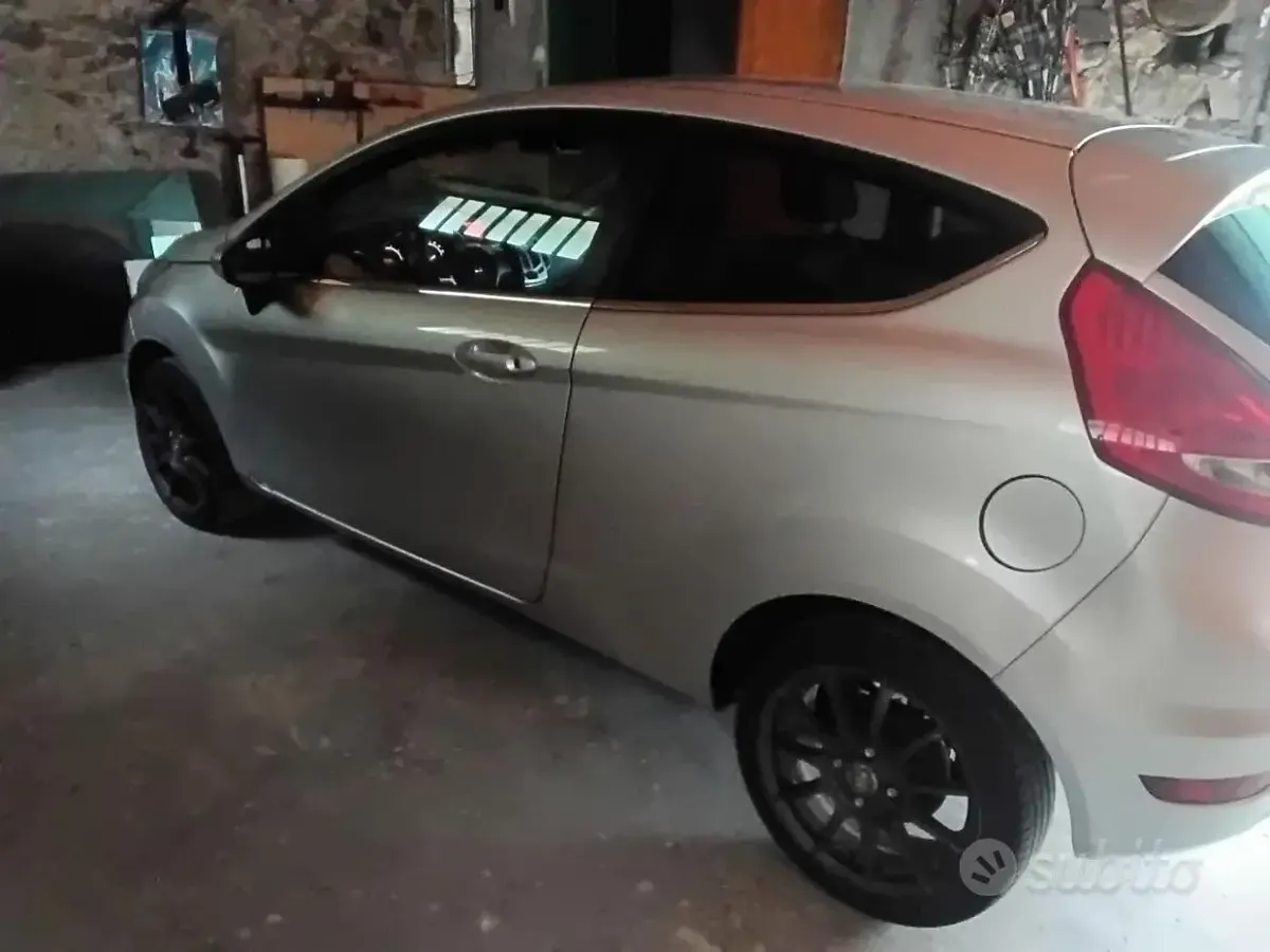 Usata Ford Fiesta Titanium 82 CV (60 kW) 2009 Grigio Berlina