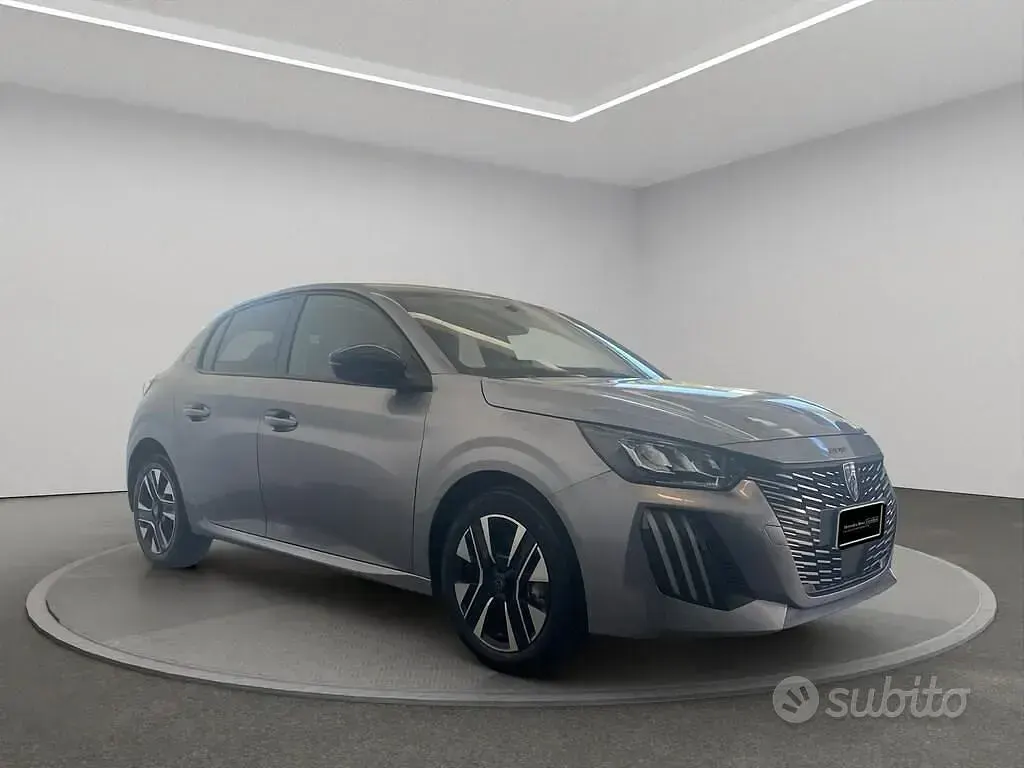 Usata Peugeot 208 Allure 101 CV (74 kW) 2025 Grigio Utilitaria