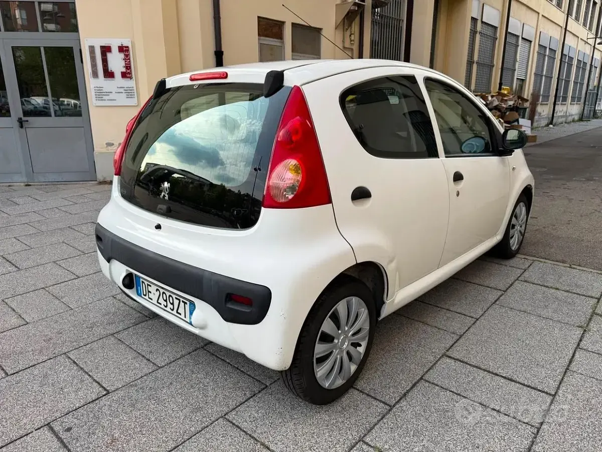 Usata Peugeot 107 68 CV (50 kW) 2007 Bianco Utilitaria