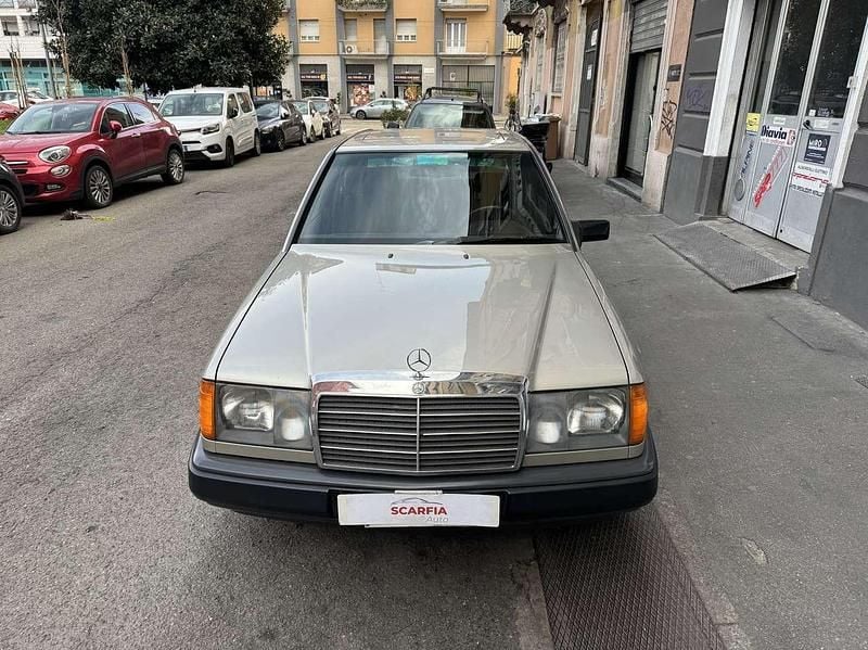 Usata Mercedes E200 122 CV (89 kW) 1986 Other Berlina