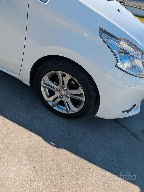 Usata Peugeot 208 Allure 81 CV (59 kW) 2015 Bianco Utilitaria
