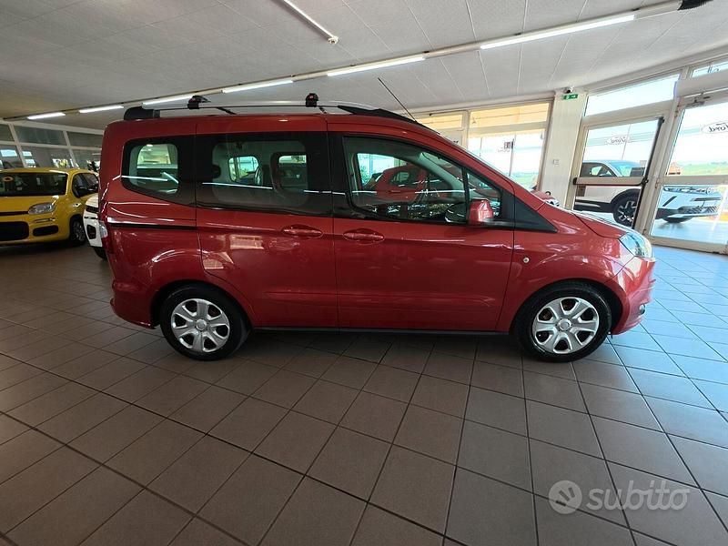 Usata Ford Tourneo Courier 75 CV (55 kW) 2018 Marrone Monovolume