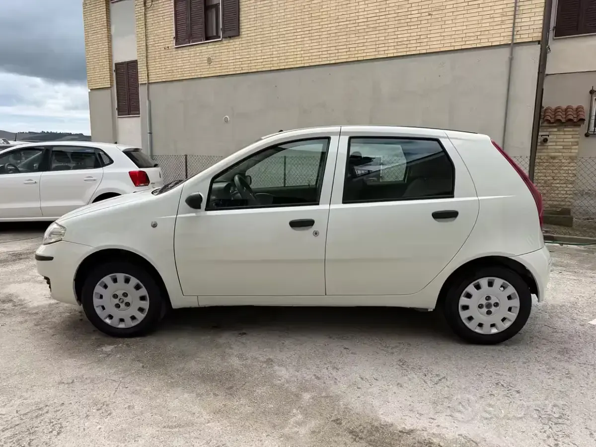 Usado Fiat Punto 60 CV (44 kW) 2010 Blanco Utilitario