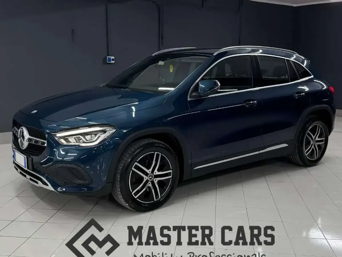 Usata Mercedes GLA200 150 CV (110 kW) 2022 Blu denim SUV