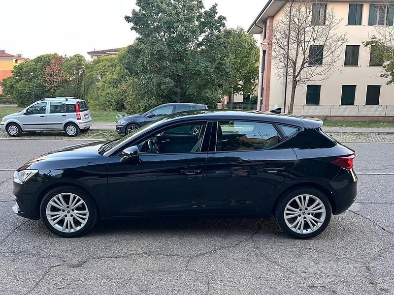 Käytetty Seat Leon Business 131 HP (96 kW) 2021 Musta Sedan