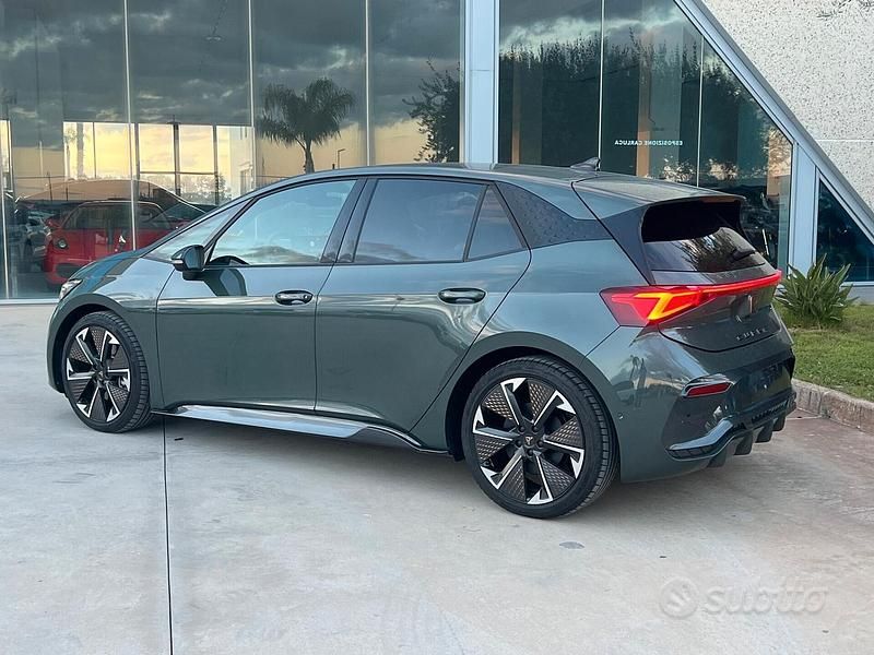 Nuova Cupra Born VZ 239 kW (326 CV) 2025 Verde Utilitaria
