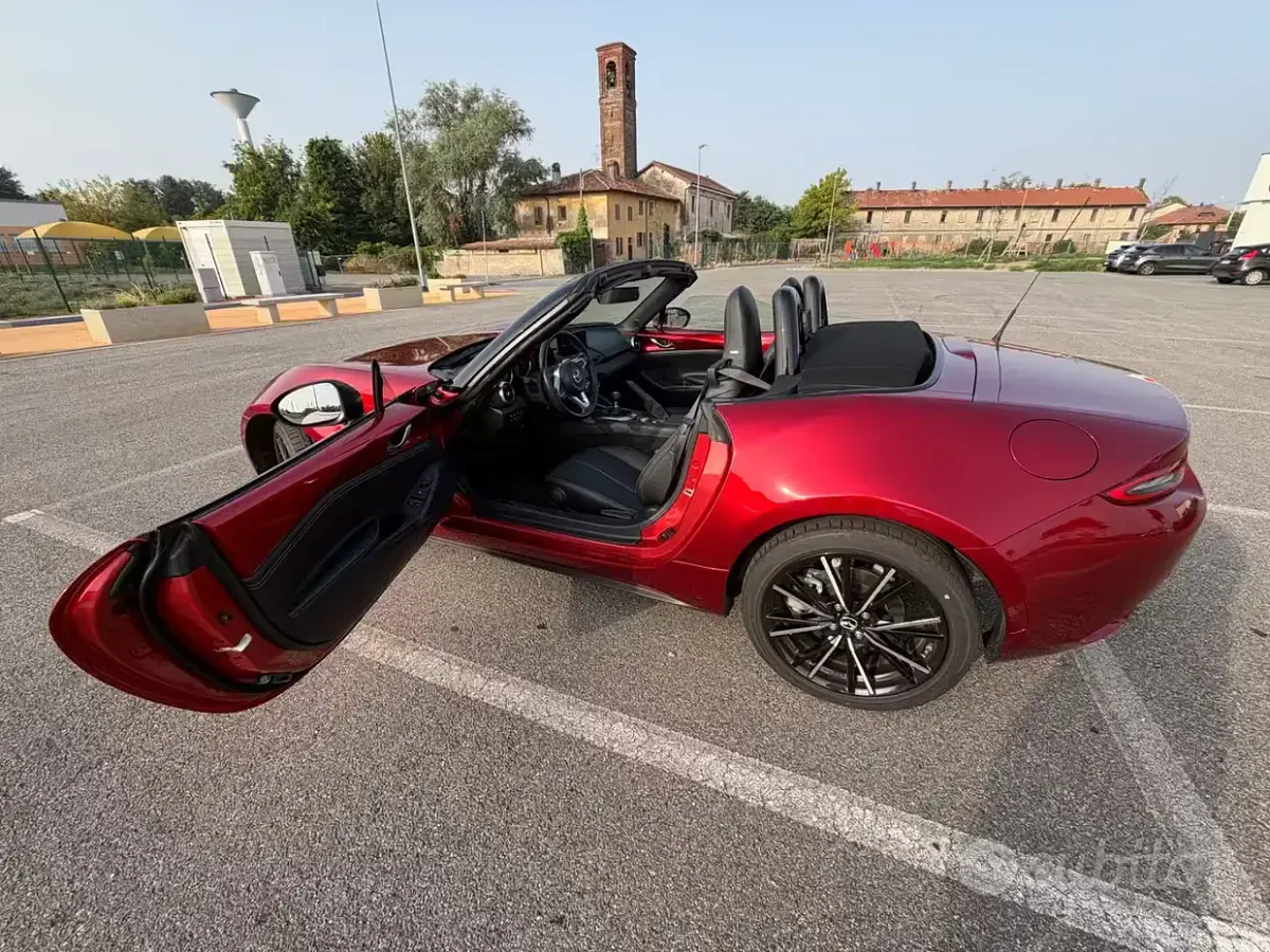Usata Mazda MX5 Exclusive-Line 184 CV (135 kW) 2025 Rosso Cabrio
