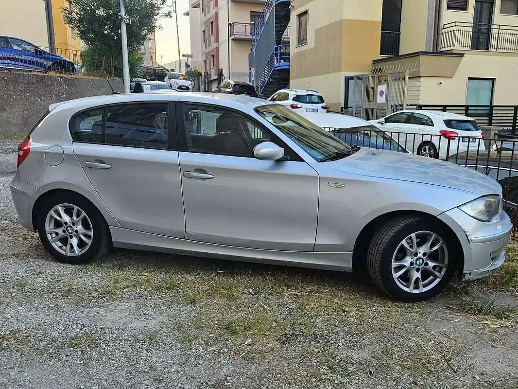 Usata BMW 118 143 CV (105 kW) 2009 Argento Utilitaria