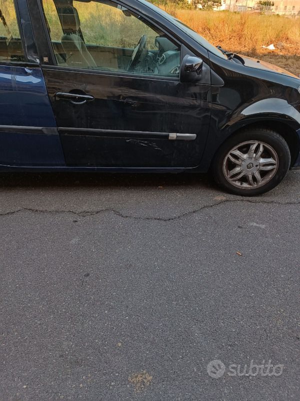 Usata Renault Clio II 85 CV (62 kW) 2005 Blu Berlina
