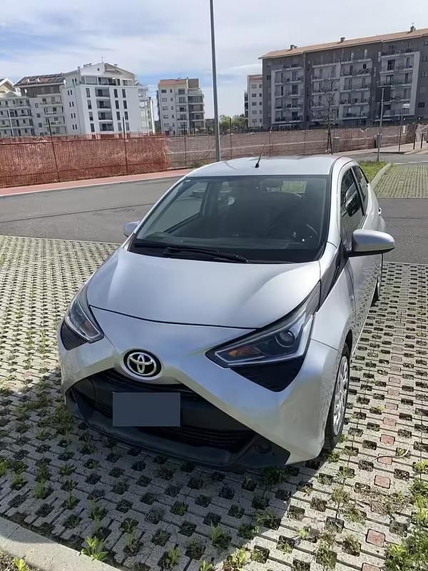 Usata Toyota Aygo Connect Style 72 CV (52 kW) 2020 Grigio Utilitaria