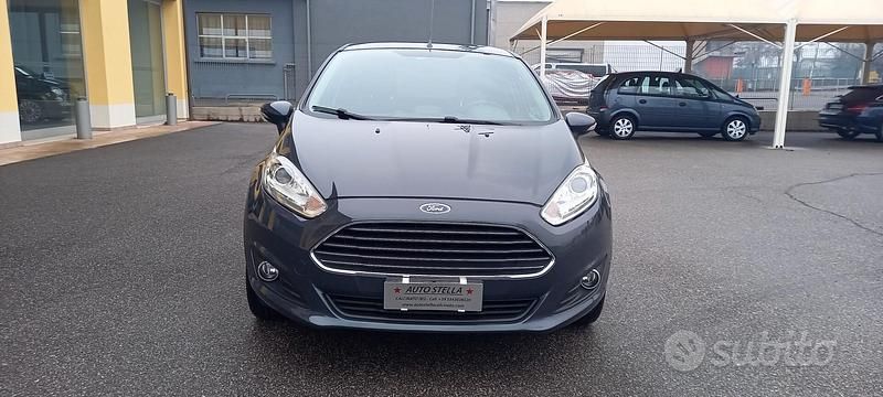 Usata Ford Fiesta Titanium 80 CV (58 kW) 2014 Grigio medio metallizzato Utilitaria