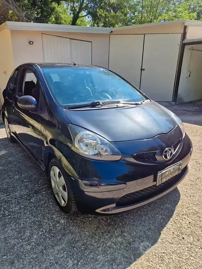 Usata Toyota Aygo 68 CV (50 kW) 2005 Grigio Utilitaria