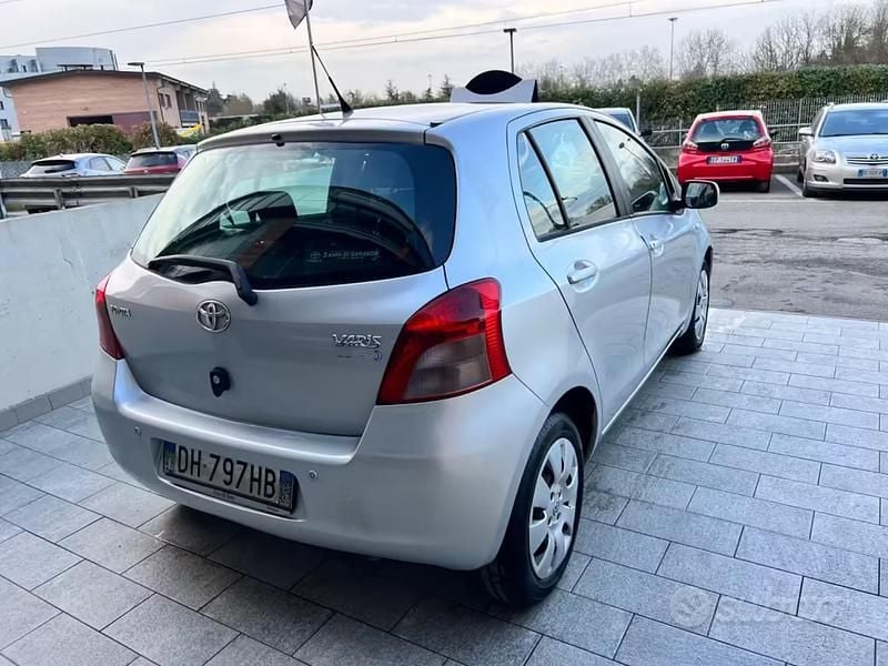 Usata Toyota Yaris 87 CV (63 kW) 2007 Grigio Utilitaria