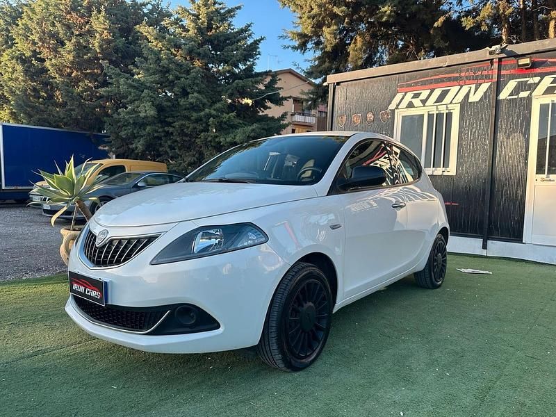 Usata Lancia Ypsilon Silver 69 CV (50 kW) 2022 Bianco Utilitaria