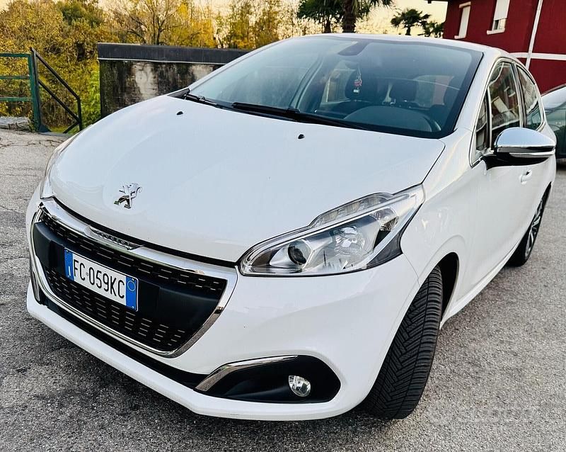Bianco Usata 2016 Peugeot 208 Allure Due volumi | 7500 € (Buon prezzo) - Immagine 1/4