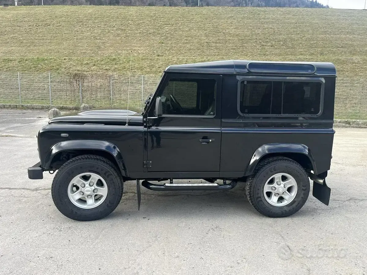 Usata Land Rover Defender SE 122 CV (89 kW) 2009 Nero Station wagon
