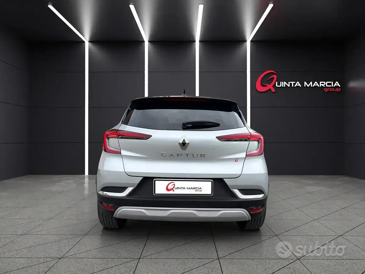 Usata Renault Captur Techno 101 CV (74 kW) 2024 Grigio SUV