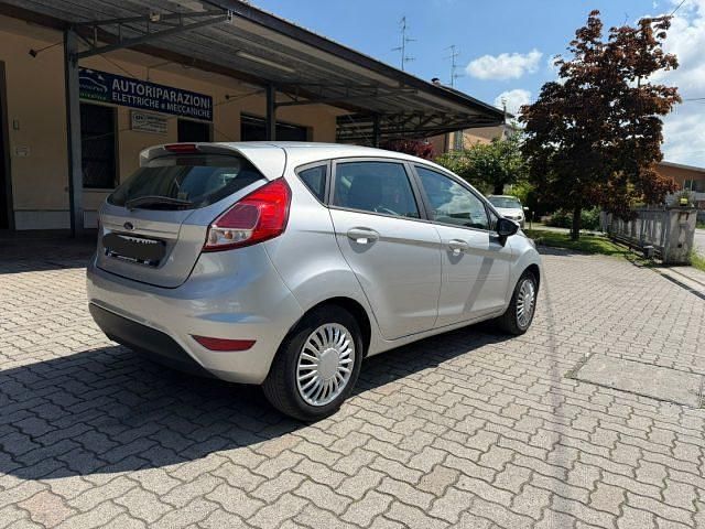 Usata Ford Fiesta 69 CV (50 kW) 2015 Argento Utilitaria