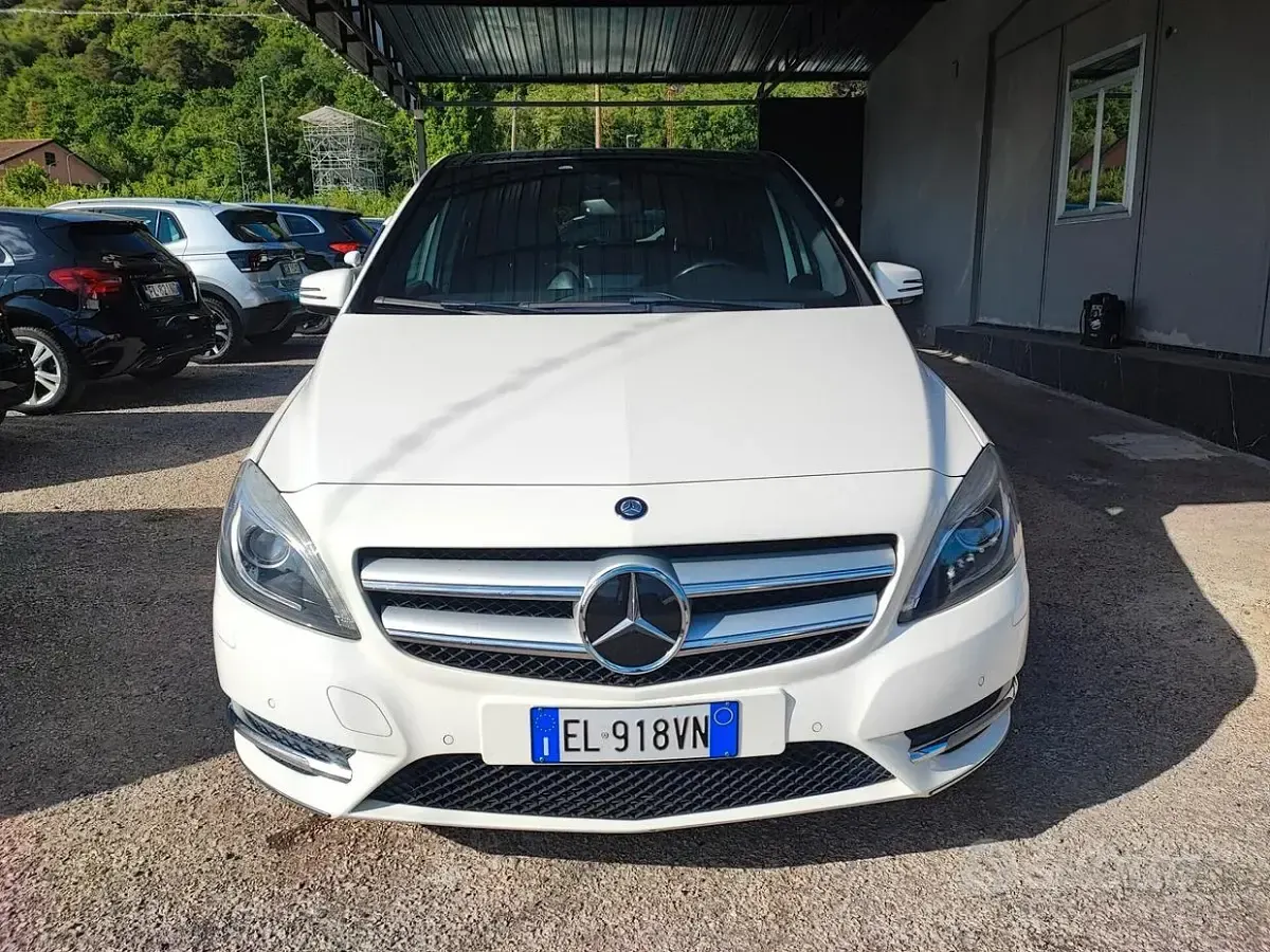 Usata Mercedes B180 Premium 109 CV (80 kW) 2012 Bianco Utilitaria