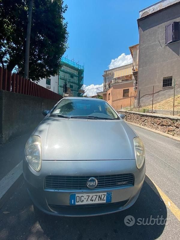 Grigio Usata 2007 Fiat Grande Punto Due volumi | 2400 € (Ottimo prezzo) - Immagine 1/3