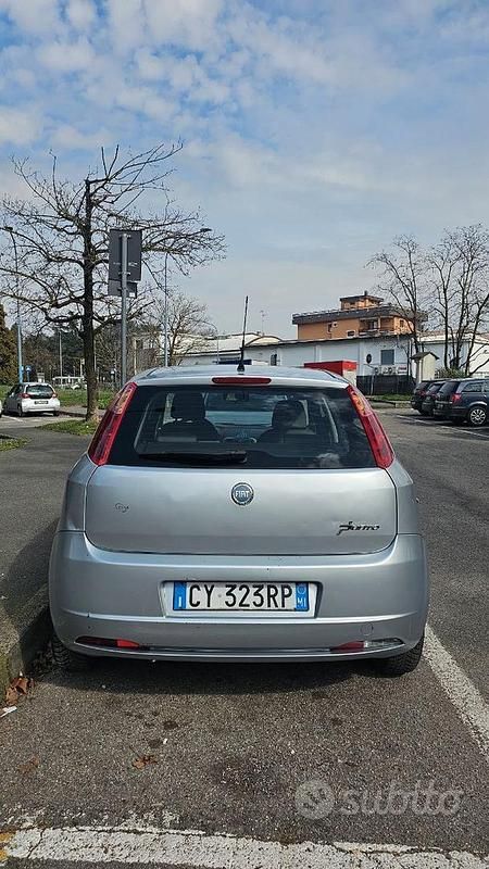 Usata Fiat Grande Punto Dynamic 77 CV (56 kW) 2005 Grigio Utilitaria