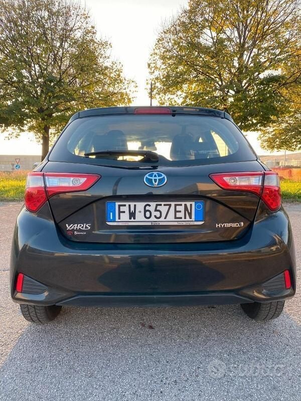 Usata Toyota Yaris Hybrid 111 CV (81 kW) 2019 Nero Berlina
