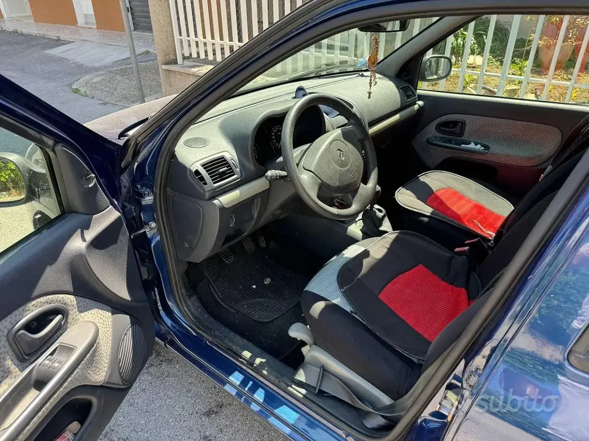 Usata Renault Clio 75 CV (55 kW) 2005 Bluazzurro Utilitaria