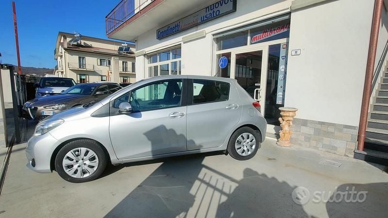 Usata Toyota Yaris Lounge 90 CV (66 kW) 2013 Grigio Utilitaria