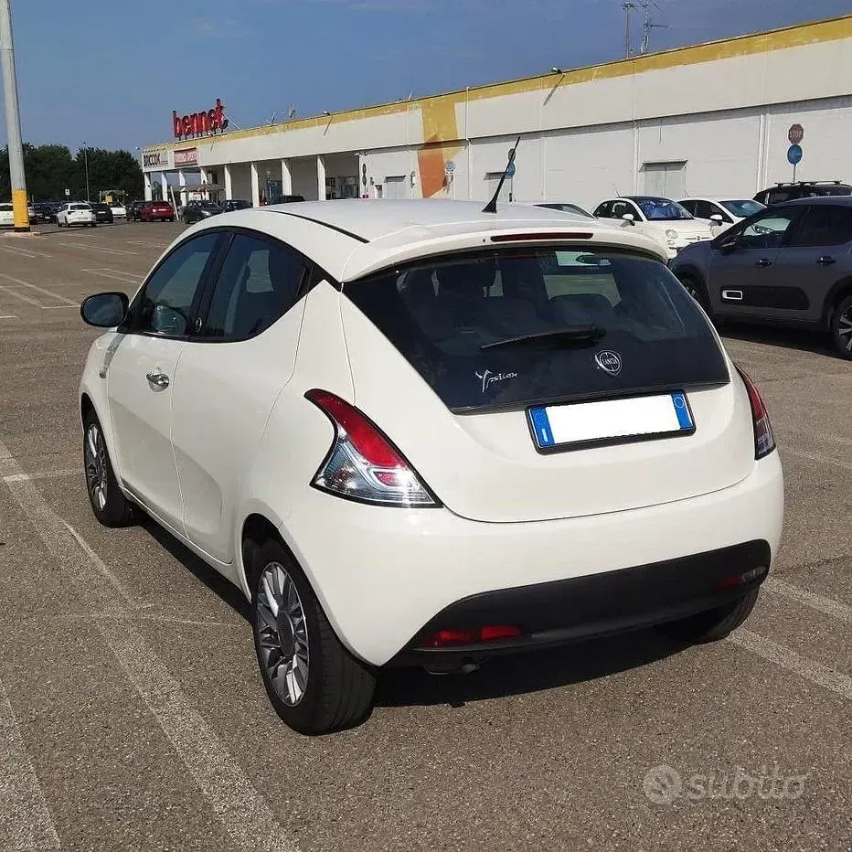Usata Lancia Ypsilon Gold 69 CV (50 kW) 2012 Bianco Utilitaria