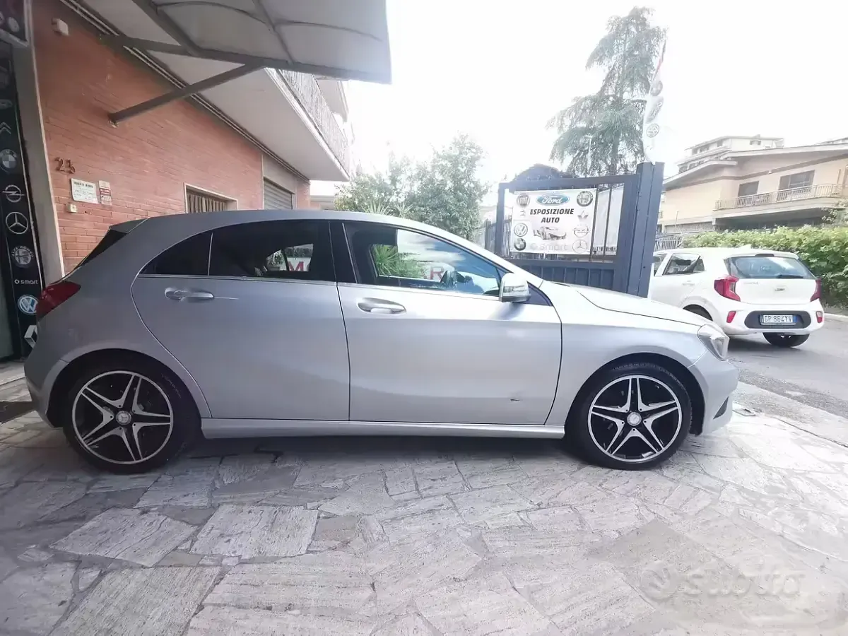 Usata Mercedes A180 109 CV (80 kW) 2015 Grigio Utilitaria