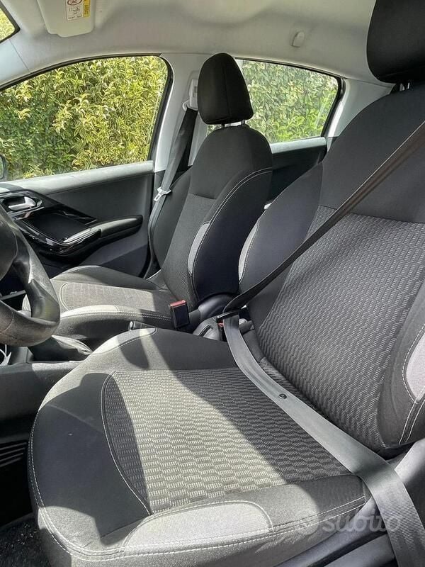 Usata Peugeot 208 Active 68 CV (50 kW) 2016 Blu Utilitaria