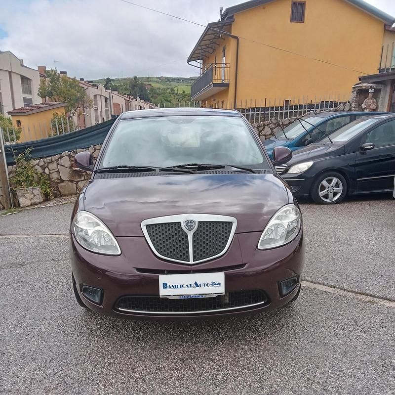 Usata Lancia Ypsilon 90 CV (66 kW) 2010 Viola Utilitaria